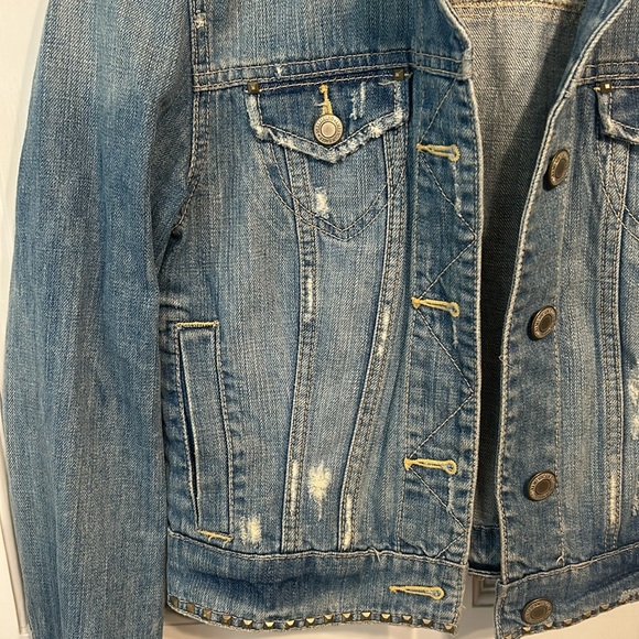 American Eagle Distressed Denim Jacket. - Picture 3 of 6